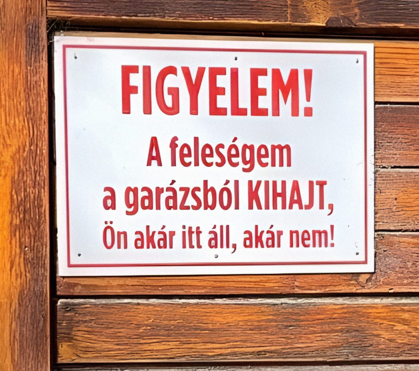 Az év vicces üzenete egy hazai garázsajtón, bár az is lehet, hogy nem vicc 1