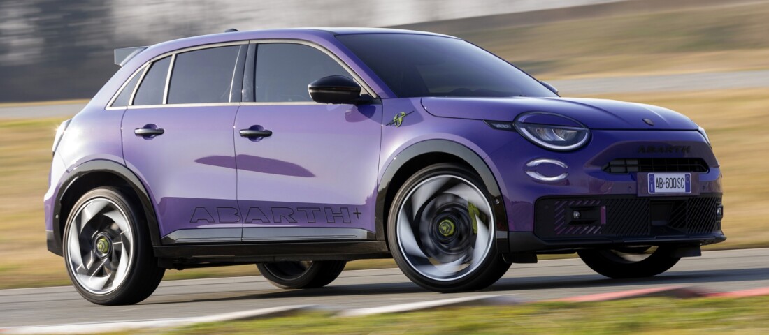 Új fotókon a legerősebb Abarth