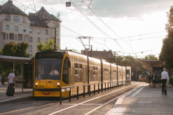 Verseket szavalnak a budapesti villamosokon
