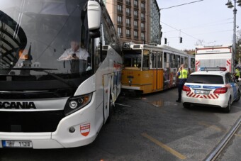 Turistabusz ütötte ki a 49-es villamost, videón az eset