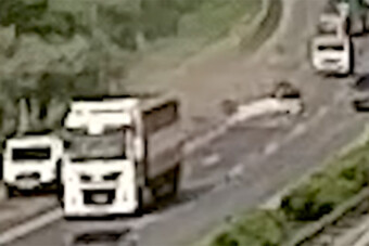 A feje tetejére borulva pörgött egy autó az M1-esen