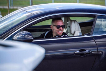 És akkor Dzsudzsák Balázs begurult edzésre 70 milliós autójával