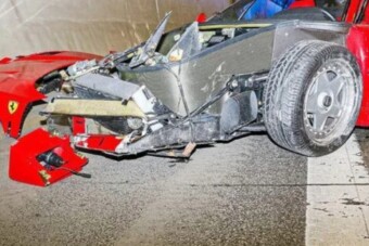 A kereskedés dolgozója zúzta le az egymilliárdos Ferrarit