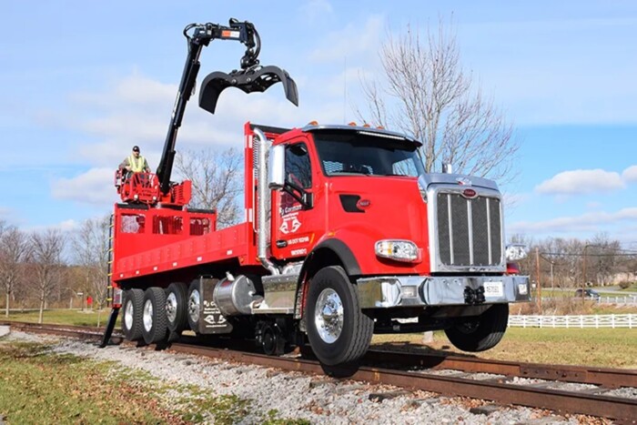 Mozdonyként használják ezeket a teherautókat