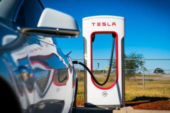 Kalapáccsal ütötte a Tesla-töltőket a részeg autós