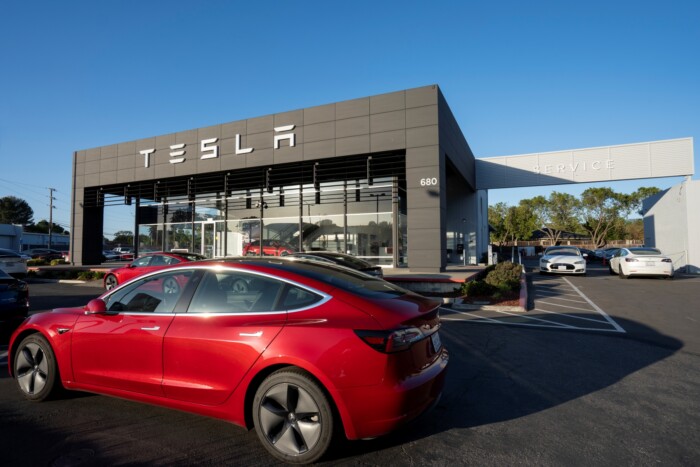 Kirúgta az összes marketingesét a Tesla