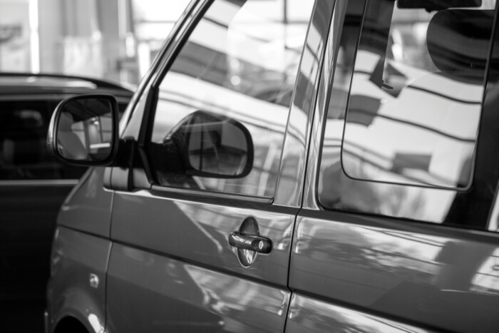 Nem kapott autót, elbarikádozta magát a kereskedésben