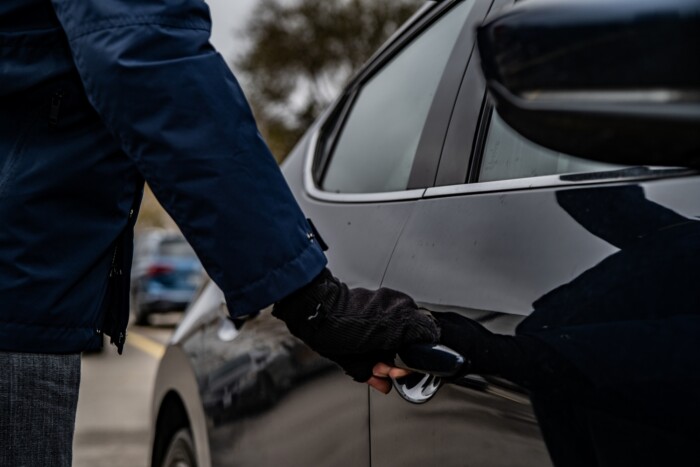 Fegyverrel lopott autót, banális hibával bukott le