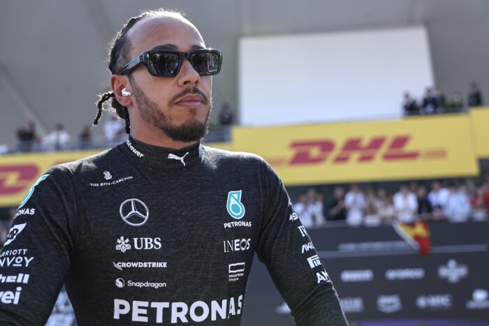 F1: Egyetlen kérdéssel kiakasztották Hamiltont