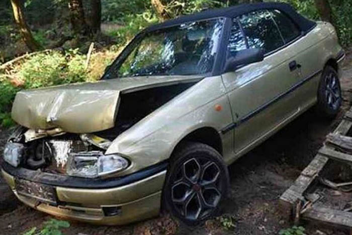 Részegen ült autóba a friss jogsis 17 éves, háromszor ütközött 1 | Vezess Részegen ült autóba a friss jogsis 17 éves, háromszor ütközött 1