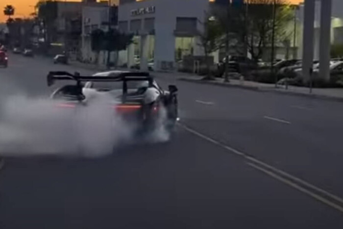 Hiperritka sportkocsit tört össze, amikor az utca népének menőzött