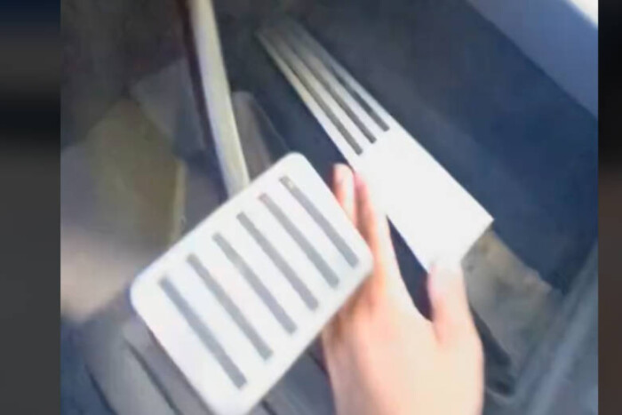 Széteső gázpedál miatt gyorsíthat magától a Tesla