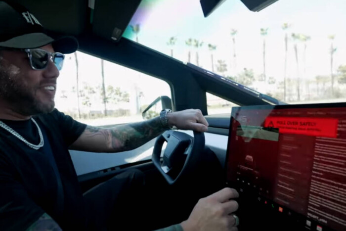 A kereskedésből kigurulva robbant le az új Tesla