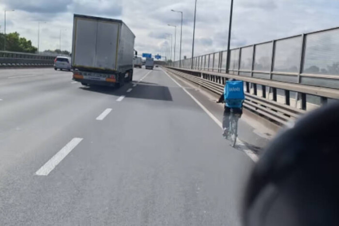 Az M0-s autóúton tekert egy eszement bringás futár