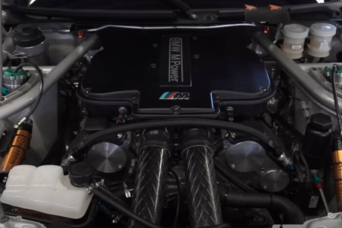 Nincs mellébeszélés, csak nyers V8-as üvöltés