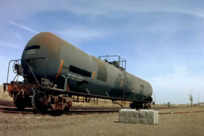 Egy pillanat alatt roppan össze a masszív tartály