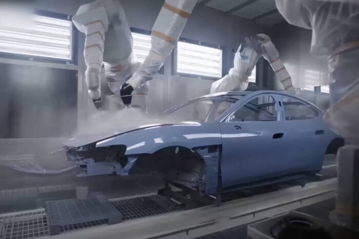 Ebben a kínai gyárban melós már nem nyúl az autóhoz