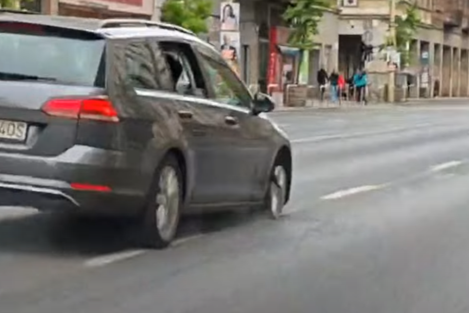 Gumi nélkül szántotta Budapest aszfaltját egy Passat