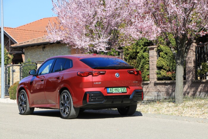 Élet egy feltűnő farral és 313 villanylóerővel 6