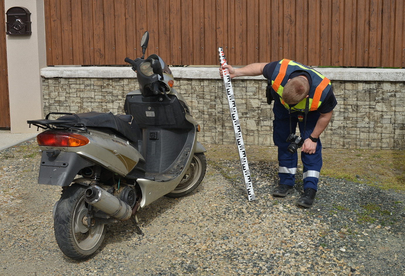 Sörrel a kezében ütközött parkoló autónak, majd úgy tett, mintha ez teljesen normális lenne 1