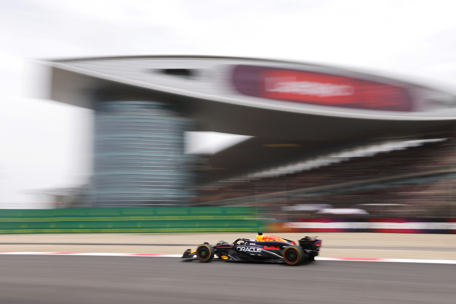 F1: Pályatűz miatt állt a kínai szabadedzés