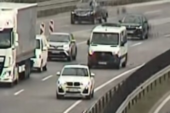 Megáll az ész: az M0-s belső sávjában tolatott egy autós