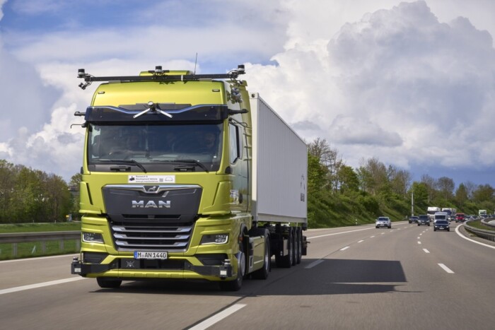 Önvezető kamiont engedtek fel az autópályára