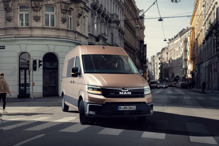 Megérkezett a legújabb oroszlános furgon