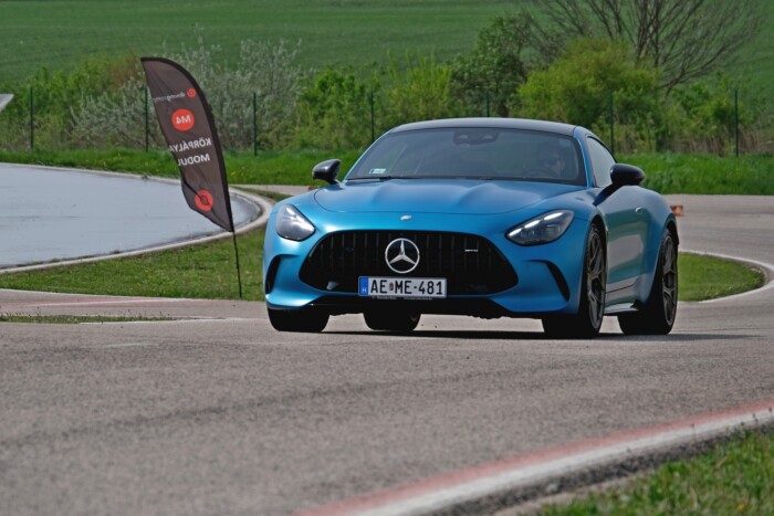 Itthon a legvadabb Mercedes. Pályára vittük 19