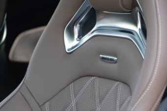 Égetően forró ülések miatt perelik a Mercedest