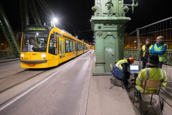 Minden éjjel villamosok lepik el a Szabadság hidat