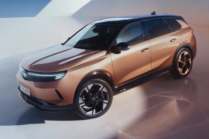 Százezer fénypötty és egy villám világít az új Opelben 6