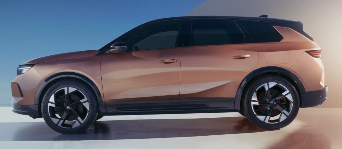 Százezer fénypötty és egy villám világít az új Opelben