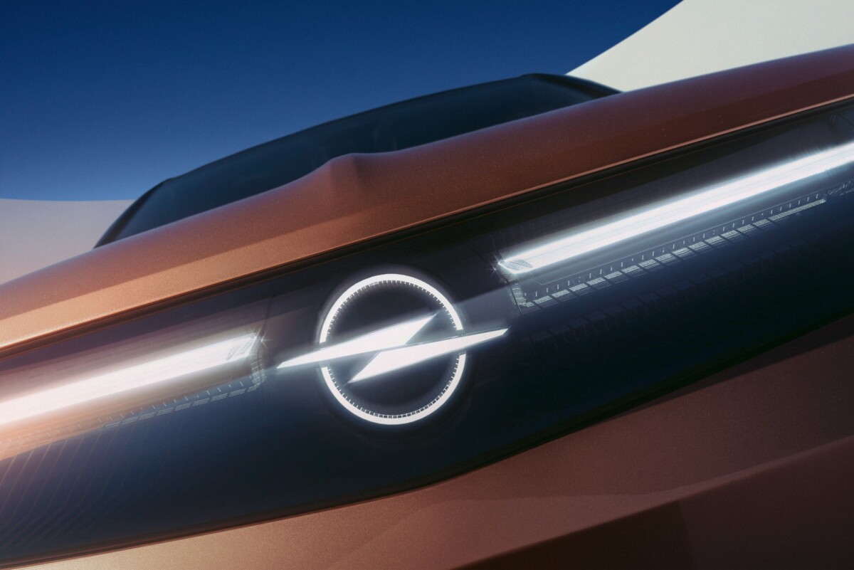 Százezer fénypötty és egy villám világít az új Opelben