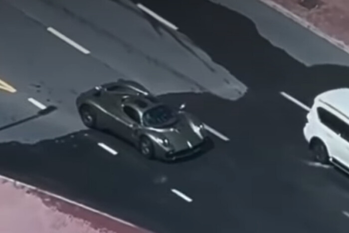 Pokolian ritka szupersportautóval hajtottak a mély vízbe Dubajban