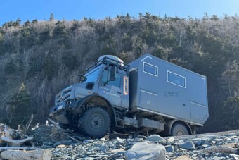 Unimoggal megy a világ végére apa és lánya