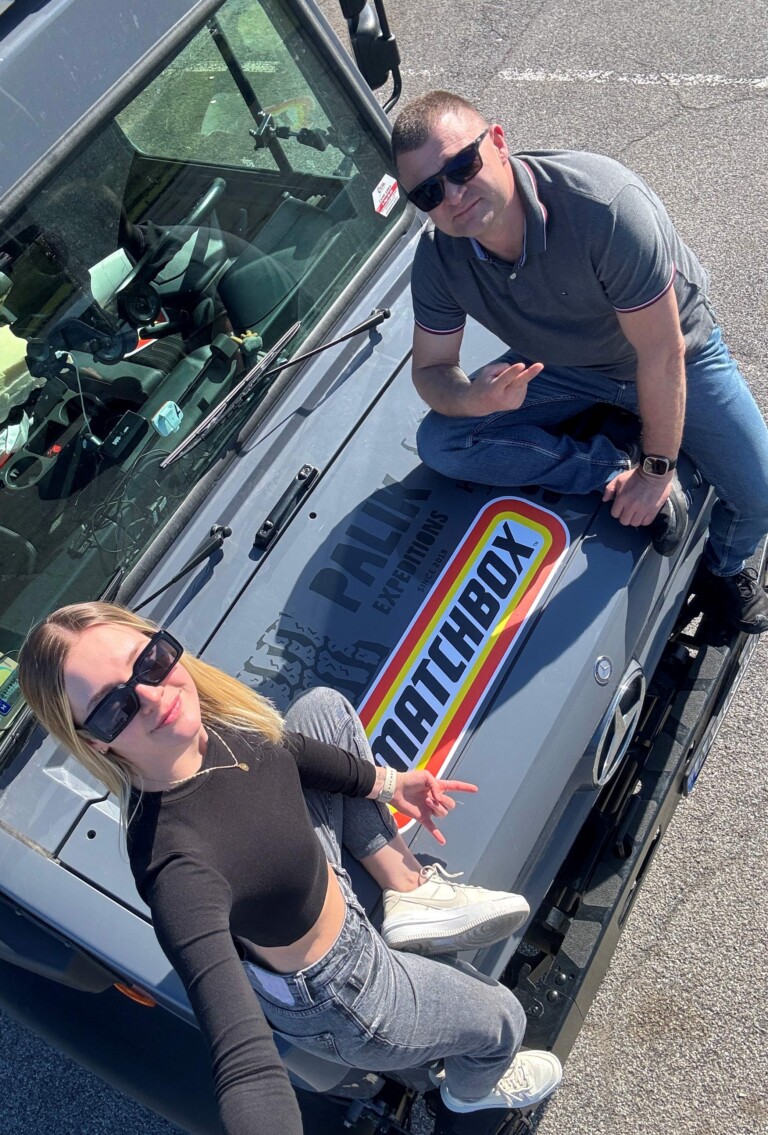 Unimoggal megy a világ végére apa és lánya 3