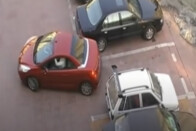 Felállva tapsolunk: női sofőr mutatja, hogy kell kiállni a lehetetlen szűk parkolóból 1 Felállva tapsolunk: női sofőr mutatja, hogy kell kiállni a lehetetlen szűk parkolóból 1