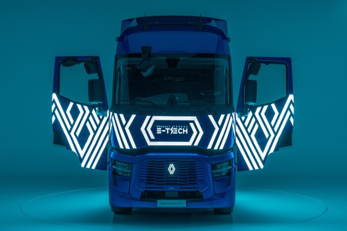 Különleges vontató járja be Európát