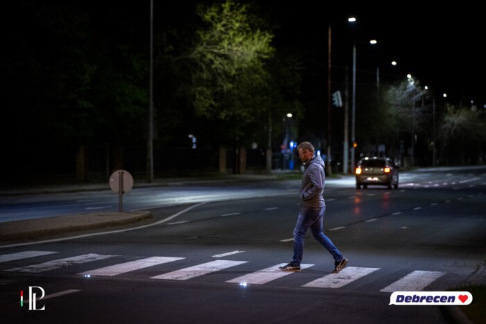 Terjed a megoldás, amely megállítja a magyar autósokat a zebránál 1