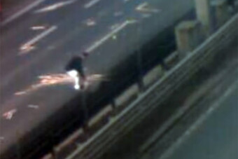 Az elhagyott létrája darabjait rugdosta az M0-s belső sávjában