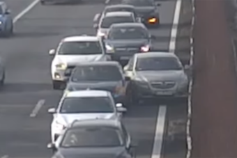 Tanulságos videó, így alakul ki egy tömeges koccanás az M1-esen