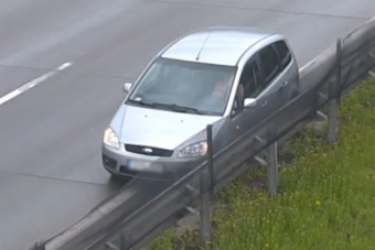 Lerobbant egy autó az M0-s belső sávjában, happy end lett a vége