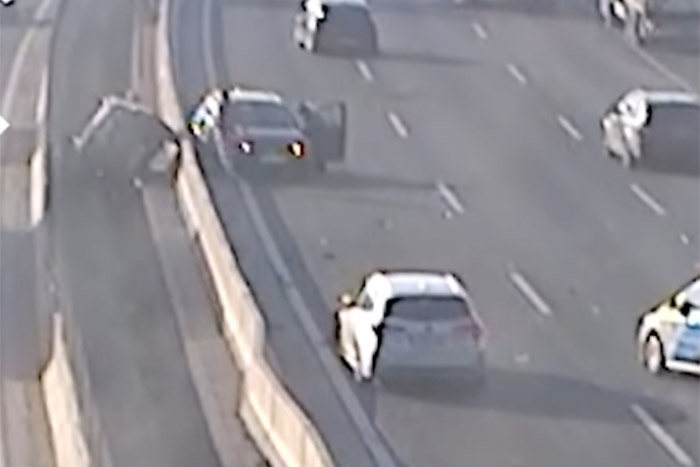 Az oldalakat elválasztó betonelemek közé borult egy autó az M0-son
