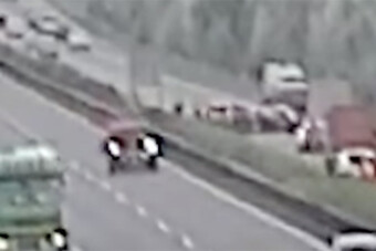 Újabb értelmetlen ráfutásos balesetet hoztak össze az M1-esen