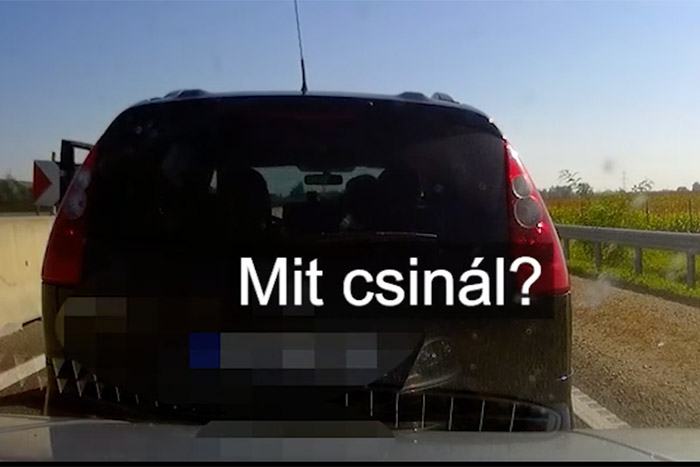 Az egész családja a kocsiban ült, mégis büntetőfékezett az M85-ösön