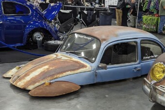 Megtekeri az agyad a kettévágva guruló Volkswagen