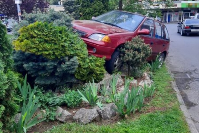 Úgy „leparkolt” egy Suzuki Salgótarjánban, hogy a rendőrök is azon gúnyolódnak 3