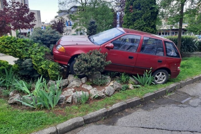 Úgy „leparkolt” egy Suzuki Salgótarjánban, hogy a rendőrök is azon gúnyolódnak 1