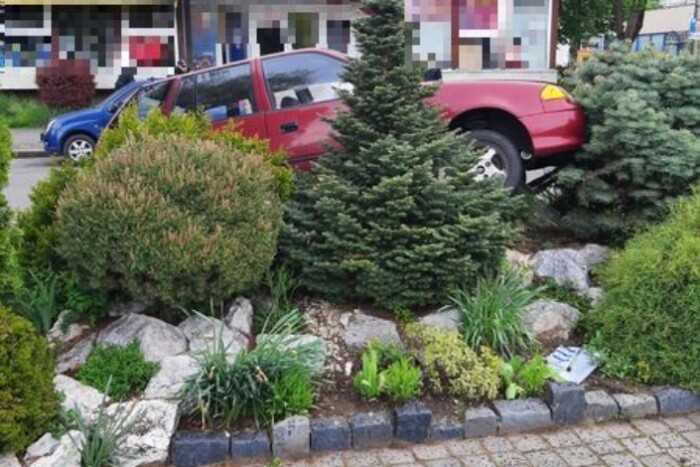 Úgy „leparkolt” egy Suzuki Salgótarjánban, hogy a rendőrök is azon gúnyolódnak 2